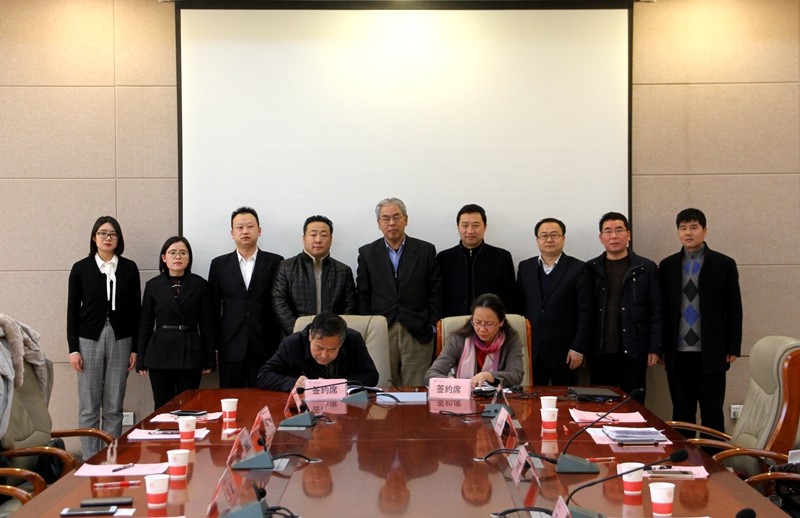 現場簽訂框架合作協議.jpg