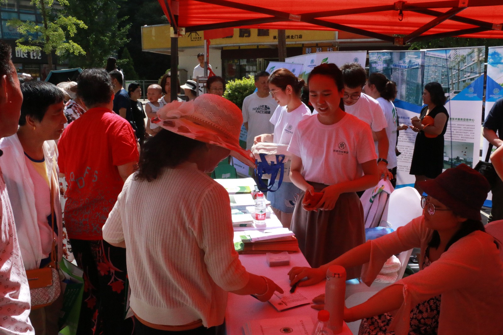 1528246265665542X2oX.jpg 活動現(xiàn)場,向參與者發(fā)放陜西環(huán)保集團(tuán)宣傳資料。.jpg