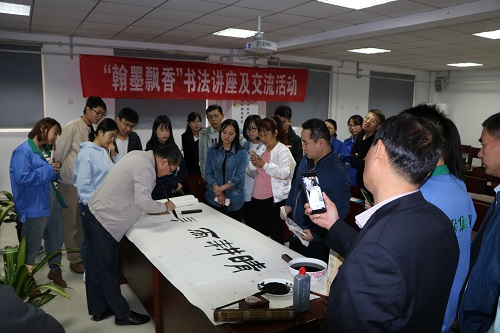 1538963966750197aurp.jpg 書法講座2.JPG