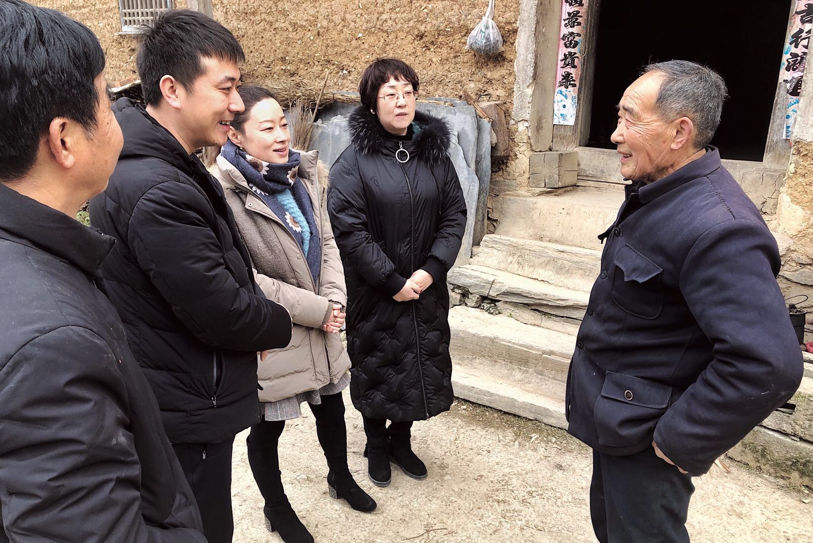 1548895082656711DG6V.jpg 集團公司深入旬陽縣貧困群眾噓寒問暖送溫情2.jpg