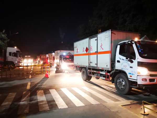 德遠公司燈火通明進行卸車作業_副本.jpg