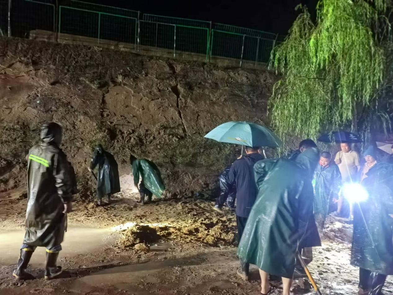油氣工程公司王渠則站組織全員“戰暴雨、搶排險、保安全”.jpg